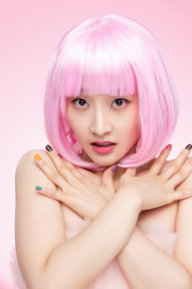 双手遮挡胸前的时尚女子照片 双手遮挡胸前的时尚女子照片