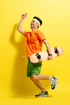 拿着滑板的活力青年男人图片