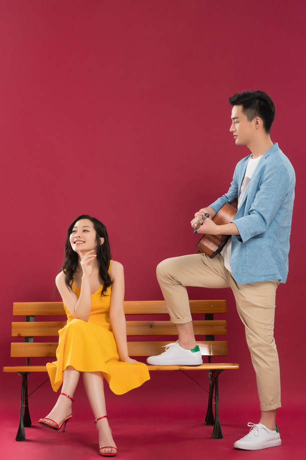 弹吉他给女朋友听的青年男人 弹吉他给女朋友听的青年男人