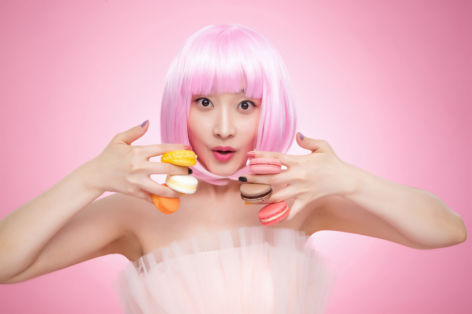 手指夹满马卡龙的时尚女孩图片 手指夹满马卡龙的时尚女孩图片