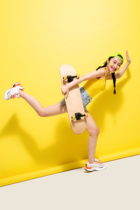 漂亮的青年女人拿着滑板