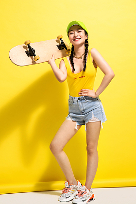 举着滑板的漂亮青年女人照片