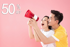 时尚青年伴侣举着扩音器图片