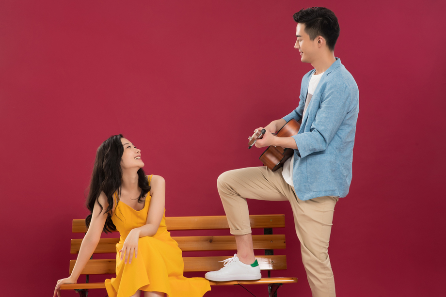 弹吉他给女朋友听的青年男人 弹吉他给女朋友听的青年男人