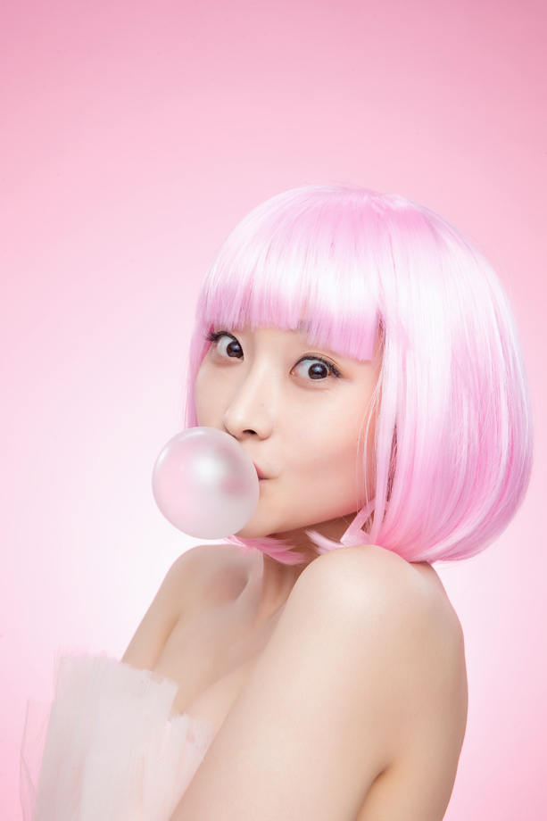 吹泡泡糖的年轻女孩 吹泡泡糖的年轻女孩