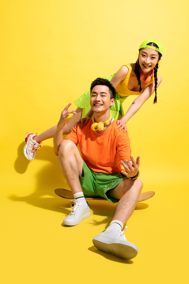 快乐的青年伴侣一起玩滑板图片 快乐的青年伴侣一起玩滑板图片