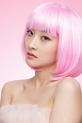 个性的青年女子照片