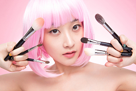 手指夹满化妆刷的个性女孩