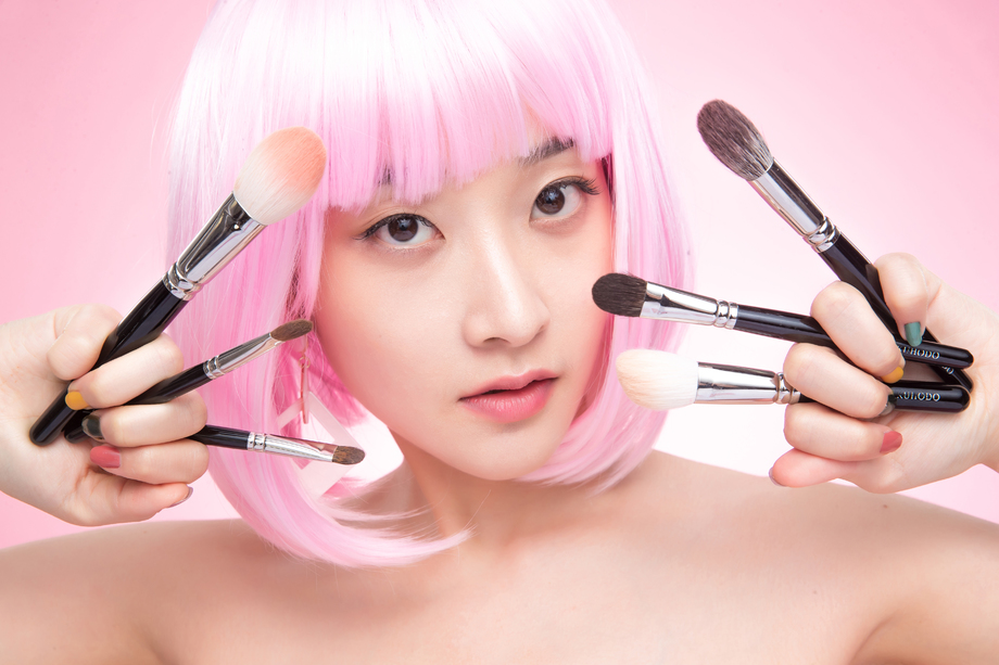 手指夹满化妆刷的个性女孩