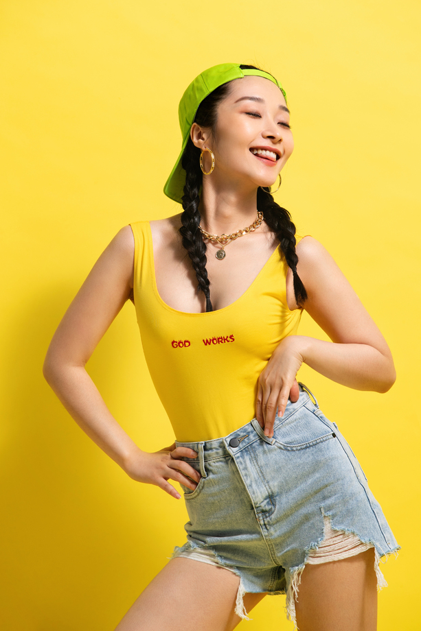 快乐时尚的年轻女孩图片 快乐时尚的年轻女孩图片