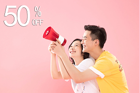 时尚青年伴侣举着扩音器