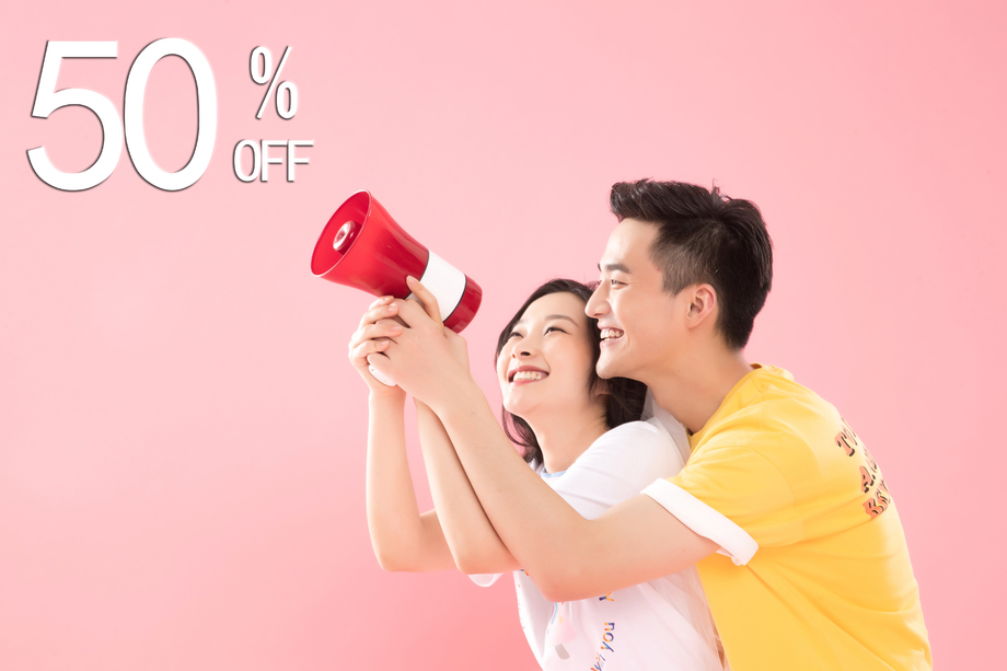 时尚青年伴侣举着扩音器