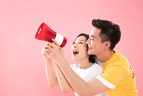 时尚青年伴侣举着扩音器图片