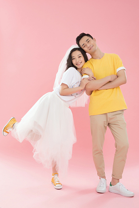 幸福甜蜜的青年伴侣