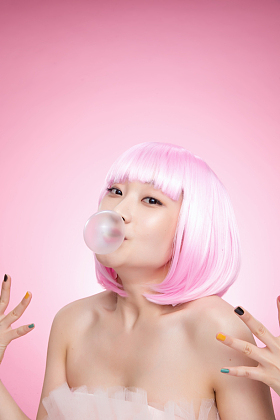 吹泡泡糖的年轻女孩图片