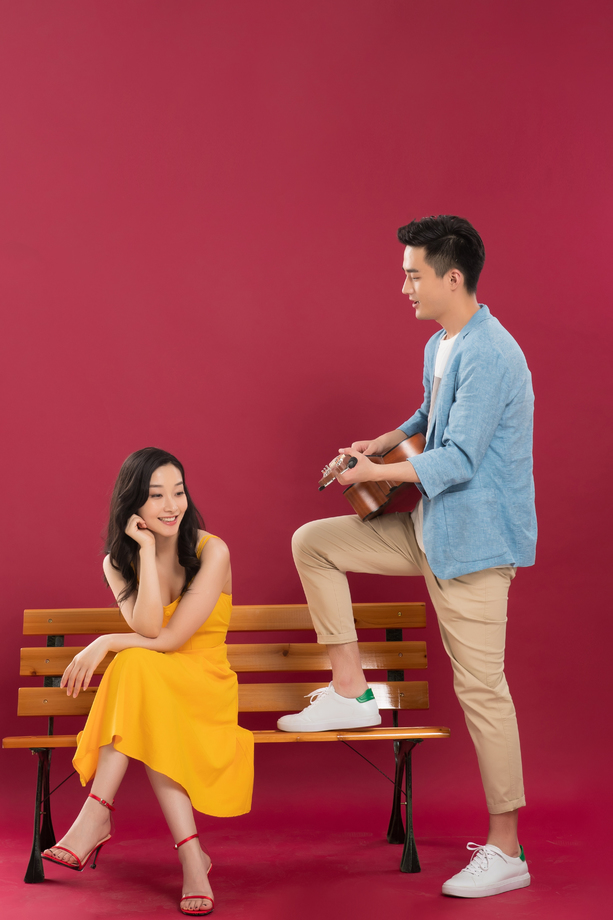 弹吉他给女朋友听的青年男人照片