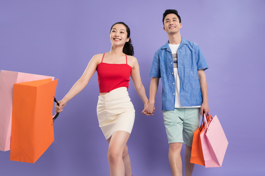 手牵手购物的青年伴侣图片 手牵手购物的青年伴侣图片