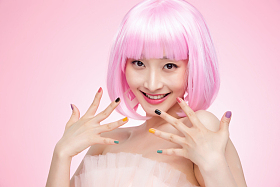 展示彩色指甲油的漂亮年轻女人