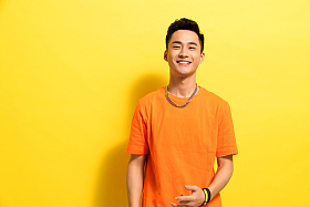 快乐阳光的年轻男人图片