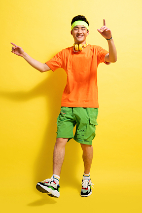 充满活力的快乐青年男人图片