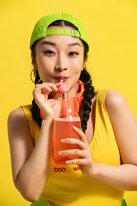 喝饮料的年轻女人照片