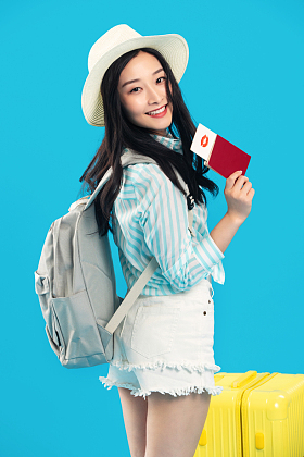 出发去旅行的年轻女人图片
