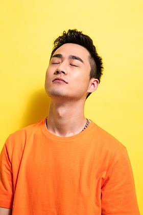 闭着眼睛的青年男人