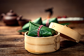 笼屉里的粽子照片
