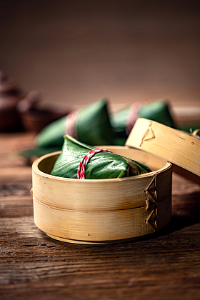 笼屉里的粽子照片