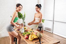 年轻闺蜜在线直播切水果图片