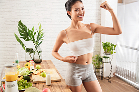 健康女人吃水果图片