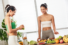 年轻闺蜜在家吃水果照片