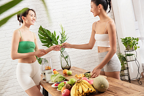 年轻闺蜜在家吃水果图片