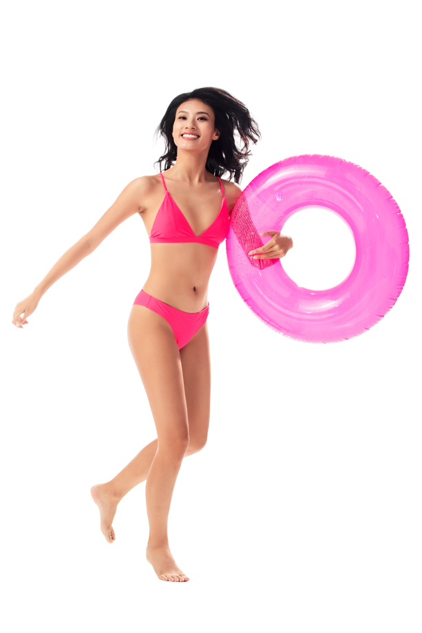 身穿比基尼的美女拿着游泳圈 身穿比基尼的美女拿着游泳圈
