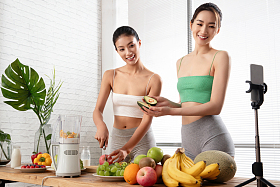 年轻闺蜜在线直播切水果