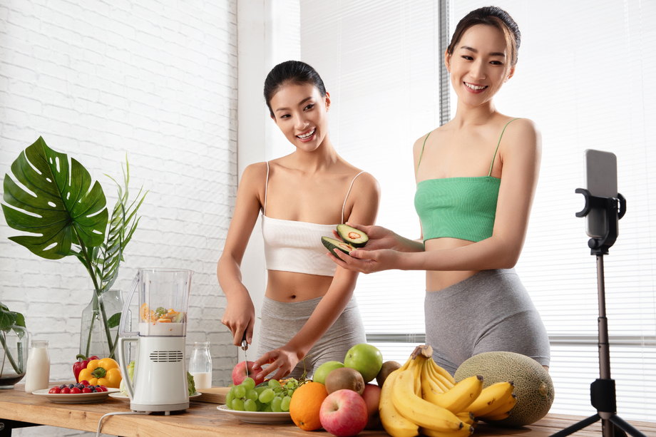 年轻闺蜜在线直播切水果