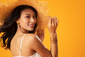 戴着遮阳帽的快乐女人肖像