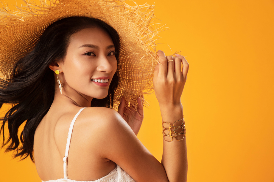戴着遮阳帽的快乐女人肖像
