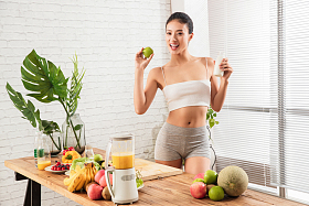 快乐女人吃苹果照片