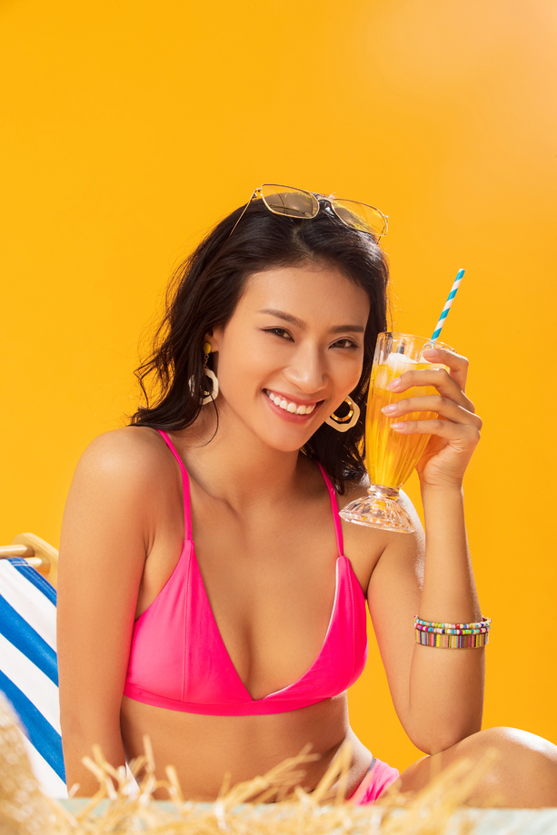 坐在躺椅上喝饮料的比基尼美女 坐在躺椅上喝饮料的比基尼美女