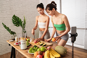 年轻闺蜜在线直播切水果照片