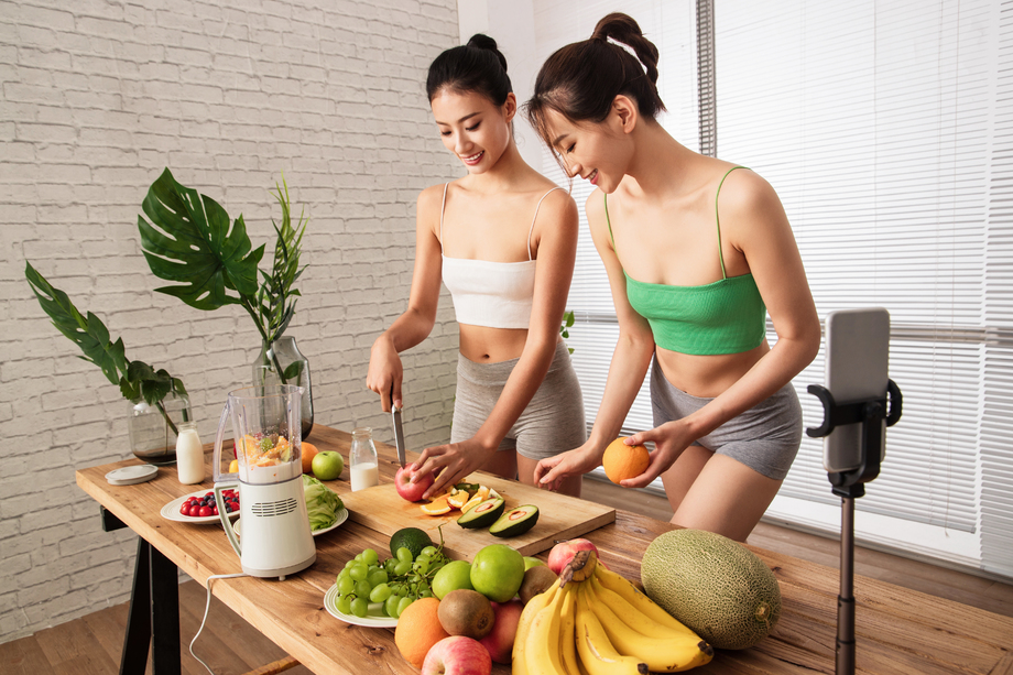 年轻闺蜜在线直播切水果照片