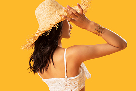 戴着遮阳帽的快乐女人肖像