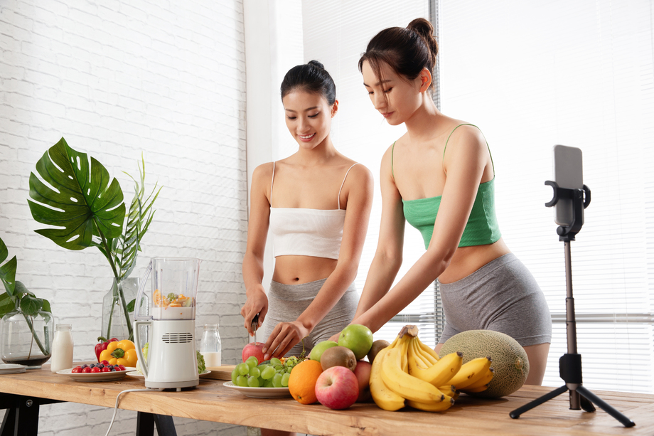 年轻闺蜜在线直播切水果 年轻闺蜜在线直播切水果