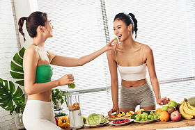 年轻闺蜜在家吃水果