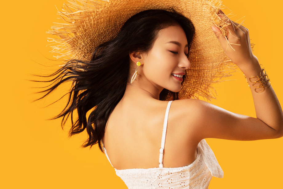 戴着遮阳帽的快乐女人肖像 戴着遮阳帽的快乐女人肖像