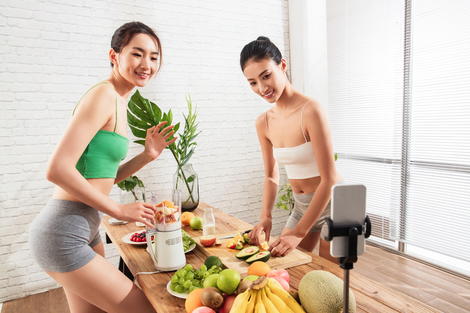 年轻闺蜜在线直播切水果图片