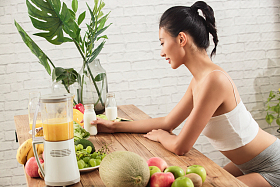 健康女人和水果图片