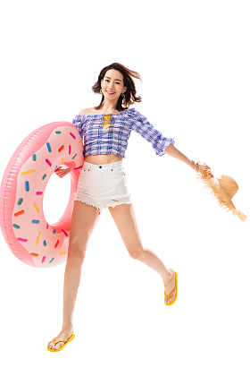 拿着游泳圈的快乐女人图片