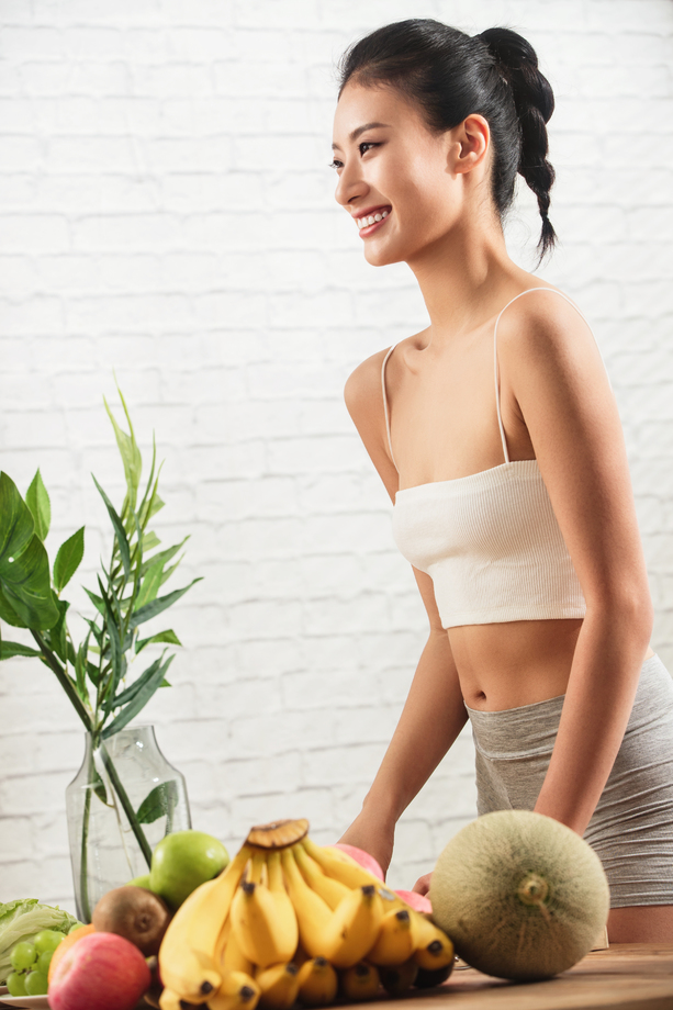 快乐女人和水果图片 快乐女人和水果图片